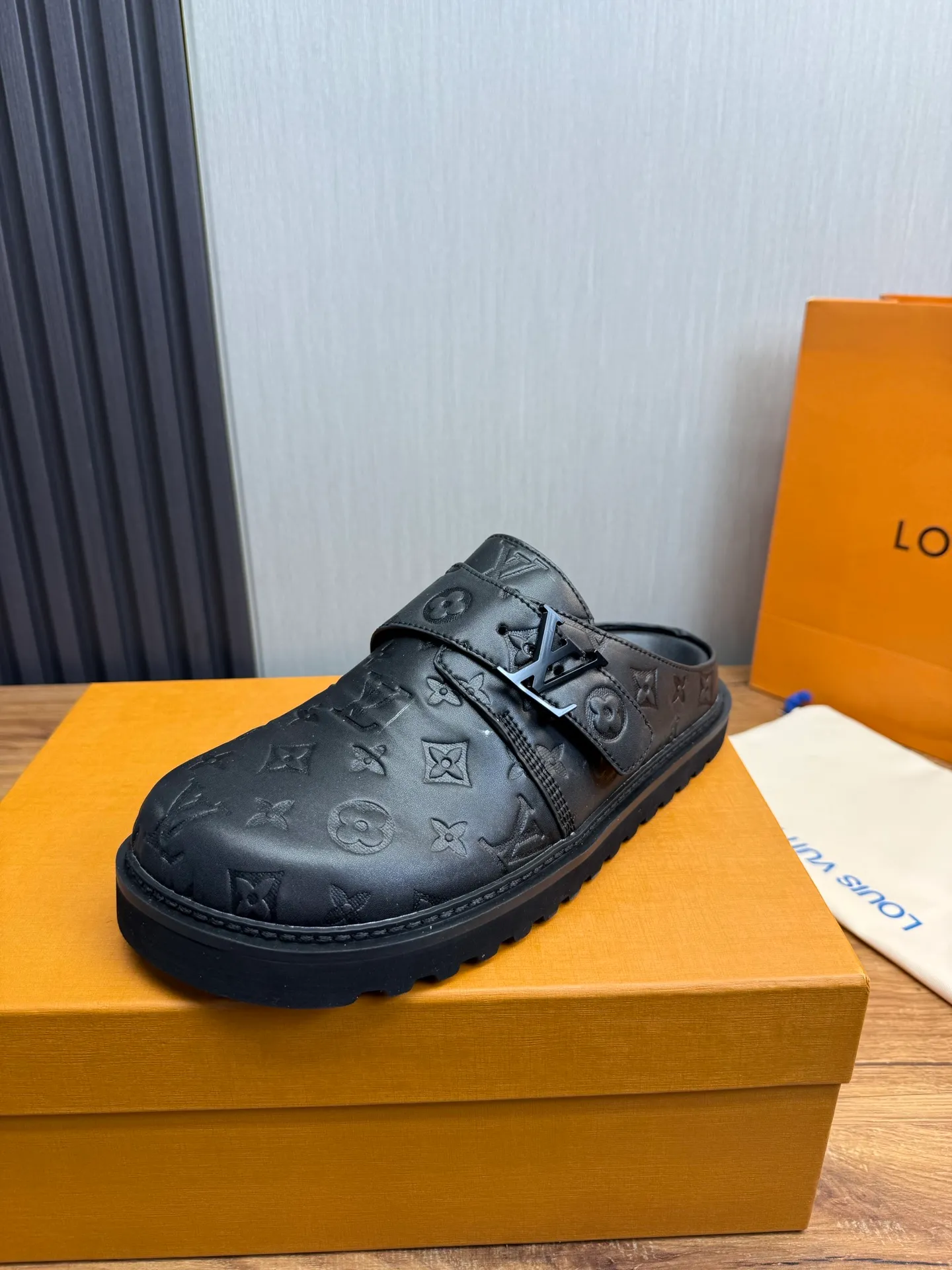 Men's men's shoes 460💰 Lv. Popular couple slippers hot sale🩷💚 🩴Official website one to one production 35-45 sizes 45 46 🉑️Customized!